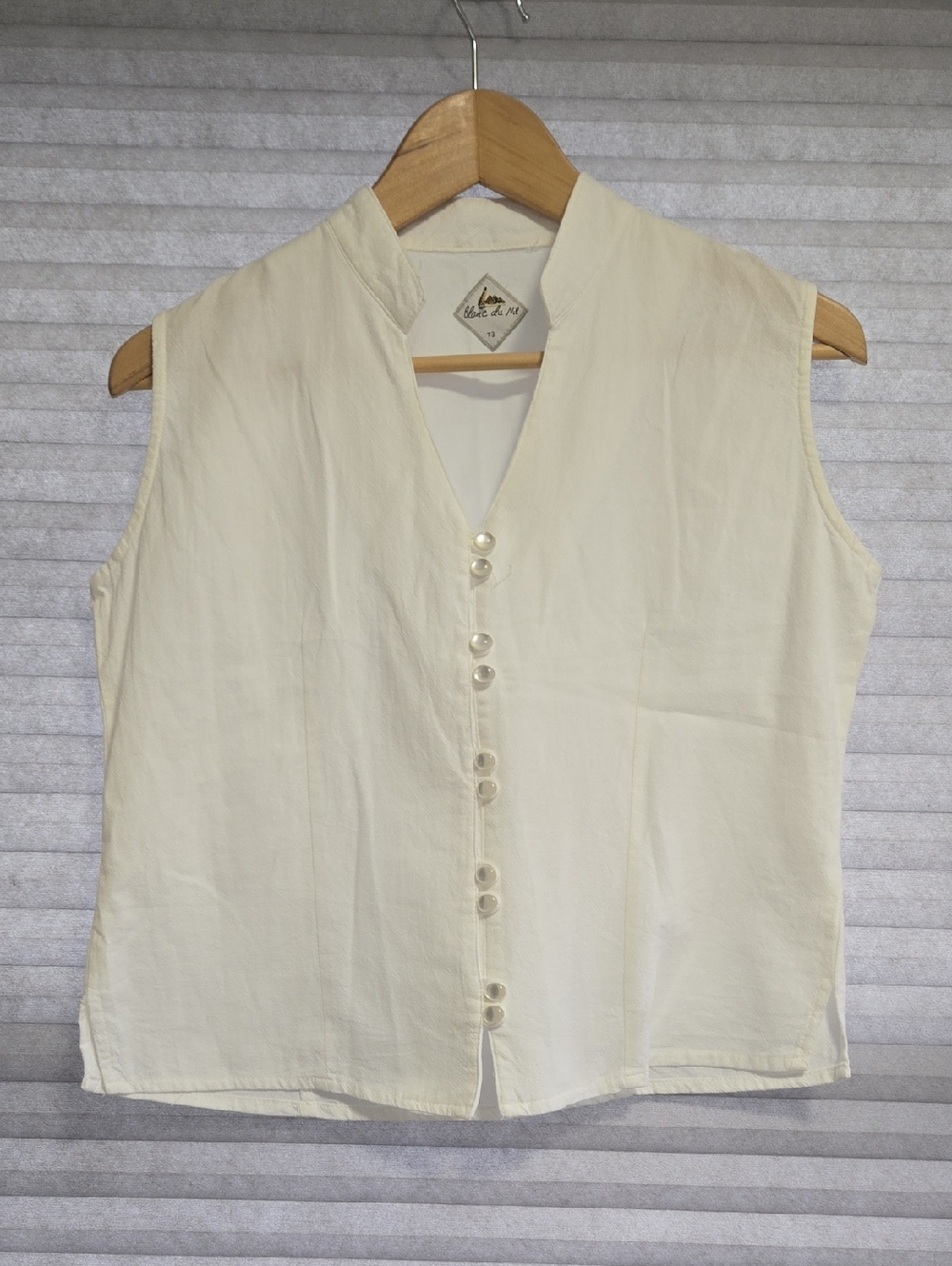 Blanc Du Nil White Sleeveless Button-Front Top